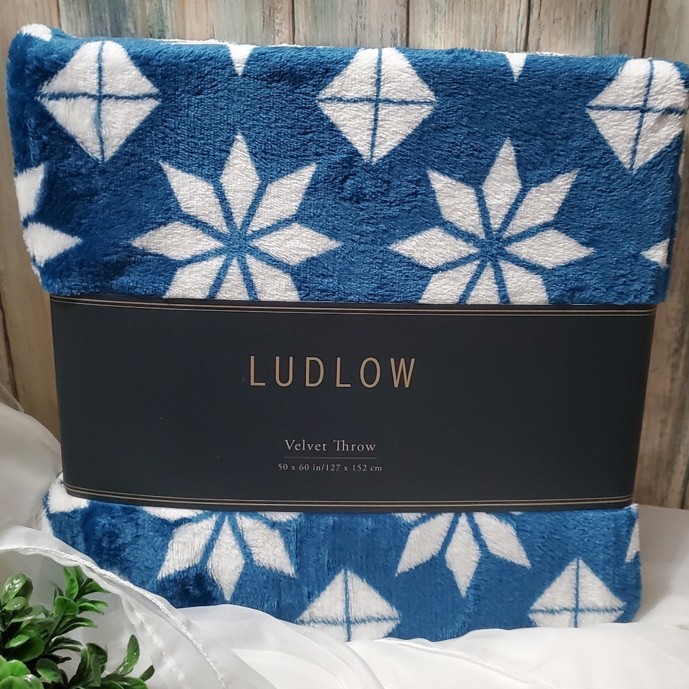 ❌❌SOLD❌❌ VELVET THROW, Super Soft READY for Gift Giving! 🎁